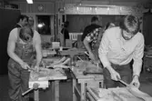 Tillverkning av lindomestolar i en av Ekenskolans slöjdsalar. Kållered, år 1985. 