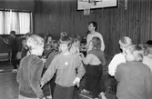 Dansundervisning för skolbarn i Sinntorpsskolans gymnastiksal. Lindome, år 1985.

För mer information om bilden se under tilläggsinformation.