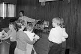Dansundervisning för skolbarn i Sinntorpsskolans gymnastiksal. Lindome, år 1985.

För mer information om bilden se under tilläggsinformation.