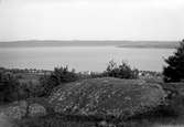 Åkrar och bebyggelse utmed sjön Vättern. I bakgrunden syns Huskvarna och sandbankarna vid Rosenlund.