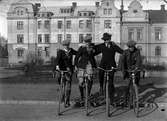 Fyra unga män på cyklar på Västra torget vid nuvarande Olof Palmes plats i Jönköping. Från vänster Georg Bard (1), Kent Andersson (2), Alvar Larsson (3), Nisse Andersson (4) ?.