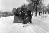 Snösvängen på en väg utanför Jönköping. Från vänster 1. Kurt Vinberg, 2. Sven Andersson.