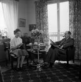 Anna och Gustav Frick i hemmet på Gillesgatan i Jönköping, ca år 1950. Anna arbetade som baderska på varmbadhuset och Gustav var metallarbetare.