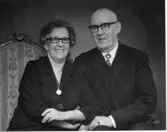 Silan och Jakob när de var i 73-års åldern.
Ursula Albertina Pettersson - populärt kallad Silan -  var bosatt i Knivsta, två mil söder om Uppsala. Hon sydde fackföreningsfanor. Till sin hjälp kan hon ha haft sin make Jacob som var finsnickare men också duktig på att rita och dottern Märta som också sydde.