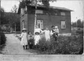 Elinslund Blåsut, Vänersborg 1911.

Längst till vänster Helga Eriksson, Barnen okända,  Tonåringen Ellen Eriksson, Föräldrarna Kristina och Johan Eriksson samt Gösta  Eriksson på armen.