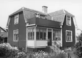 Hus med inbyggd veranda.  Kv Källan  Holm