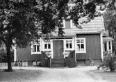 Trähus med veranda.  Holm