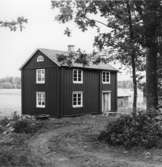 Godset. Exteriör. Ägare: Olle Ljung. Holm  Se Hembygden 1975.