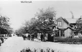 Storgatan, juni 1909. Mellerud Obs. girlangen till höger som var uppsatt till den stora lantbruksutställningen 19-20 juni detta år på Västerråda utanför köpingen. Köpingen hade anslagit 250 kronor för denna dekorering av vägen ut till utställningsområdet.