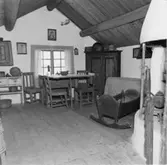 Hembygdsgården. Holm.  Interiör. Vagga, skåp, stol, bord, gardin, dekoration.