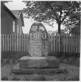 Minnesstenen över Karl XIV Johan. Innan flytt?   Holm