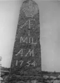 Milstolpe vid landsvägen Mellerud-Köpmannebro. Stenen uppsatt under konung Adolf Fredriks regering och landshövding Adolf Mörners tjänstgöringstid.