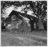 Högsäter. Gammal stuga vid vägen Tångelanda-Granan.