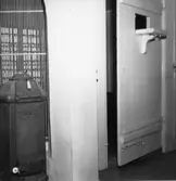 Högsäter, Tångelanda. Häktet, vaktrummet. Gjutjärnskamin.