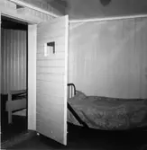 Högsäter, Tångelanda. Häktet, del av vaktrummet och andra cellen.