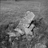 Järbo. Milsten utmed gamla landsvägen, ca 200 m. om Böns hållplats.