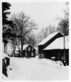 Järbo. Hus med veranda. Uthus/ladugård.