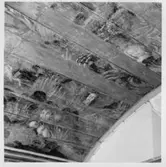 Framtagen, men ej rengjord och konserverad, ursprunglig dekor över läktarens södra sida. Tre släta bräder saknade helt dekor då de insatts vid lagning under senare tid.  Kilanda kyrka