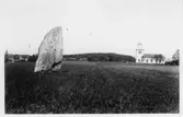 Bautastenen ligger i närheten av Kullings-Skövdes kyrka.
