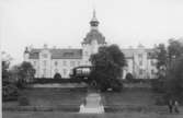 Kobergs slott. Exteriör. Del av park.  Lagmansered