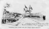 Dalslands järnväg. Invigningen 18 juli 1879. Gränsbron från svensk sida före kungl. Tågets ankomst.