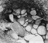 Stenpackningen framrensad i gropen, anl. 23. Lena.