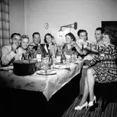 Några människor har samlats till kräftskiva i en lägenhet.