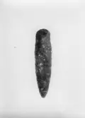 Fynd från Hulan. Lerum. Del av spjutspets eller dolk (flinta). 86 mm lång.