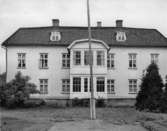 Stort hus med del av trädgård.  Lerum