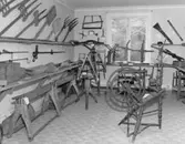 Lerums Bygdegilles samlingar. Diverse redskap, bland annat spinnrock och spadar. Se Hembygden 1971, s. 209.