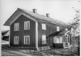 Träbyggnad med veranda.  Ljungsarp