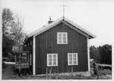Träbyggnad med veranda.  Askåker  Ljungsarp