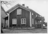 Träbyggnad med veranda.  Björstorp  Ljungsarp