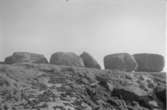 Stora stenblock på bergkanten strax ovanför bryggan.  Långared.