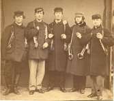 Vackre Carl-Emil Nollad i sin ungdom - i kretsen av glada lag vänner. Nr 2 från höger. [Emil Berggren]