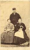 Emil Berggren 1867. Sittande Josephine Lundqvist, hans fästmö, och Ada Berggren, hans syster, då 15 år.