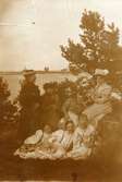 Från en av de vanliga utflykterna till Dalbobergen i Vänersborg. Fr.v. Olga Peterson stående, sittande Ingeborg, Josephine Berggren och Rora, främst Karin, Ellen och Magda Peterson. Foto: Nils Lundström, troligen 1895.