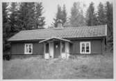 Hus med veranda. E 280.083.  Mossebo