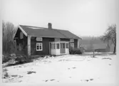 Hus på gård. Snö..  Skillrås  Mossebo