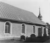 Norra Björke kyrka. Del av kyrkogård.