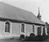 Norra Björke kyrka. Del av kyrkogård.