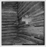 Timrad lada med anordningar för hopkilning av intilliggande log-golv (av täljade stockar).  Nössemark