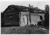 Stugan ej bebodd sedan omkr. 1915. Traktens sista stuga med torvtak. Nössemark