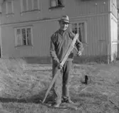 Lantbrukare A.M. Johansson med lie av norsk typ med s.k. fångorv. Nössemark