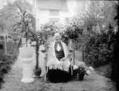 Dam i trädgård.  Östadkulle Lena