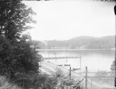 Järnvägsspår, båtbrygga, sjö.