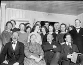 Personalen på gamla ålderdomshemmet Torpagården Vänersborg,i köket Lilla Torpa. Sittande från vänster. 1. - 2. Larina Andersson 3. Alfred Andersson 4. Kollis. Stående 1. Biträde 2. Bagerska Beda, hade bageri, tvätteri och kök. 3. Ingeborg Pettersson 4. - 5. - 6. - 7. - 8. Ella Andersson 9. - 10. Helge 11. Byggmästare från Vara bodde på ålderdomshemmet 12. Moster Rut Pettersson (gift Brodin) 13. - 14. Hulda Andersson 15. Per Pettersson (gift med Ingeborg Pettersson).