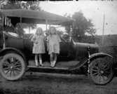 Bil och två flickor
