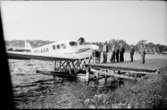 Flygaren Ahrenberg med flygplan på Vassbotten Vänersborg