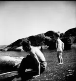 Man, pojke vid badstrand.